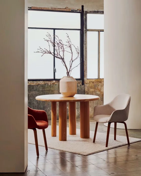 Silla Aleli - de chenilla beige y patas de madera maciza de fresno con acabado natural en Beige - Sillas, Uruguay | Kavehome, vista 2