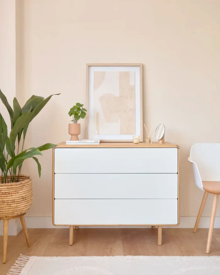 Cómoda Anielle de 3 cajones de madera maciza y chapa de fresno 99 x 78,5 cm en Blanco - Cómodas, Uruguay | Kavehome, vista 2