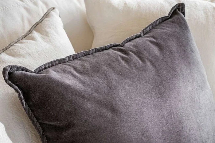 ALMOHADON TERCIOPELO GRIS - 55 X 55 CMS en Gris - Textiles, Uruguay | La Iberica, vista 11