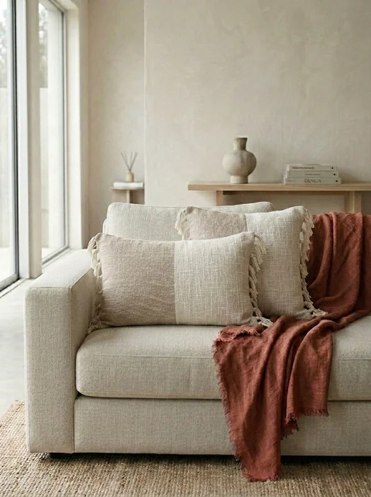Almohadón Algodón combinado flecos Beige y Tostado cuadrado en Beige - Textiles, Uruguay | Indrana, vista 3