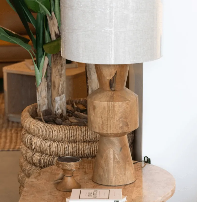 L.MESA ARTHUR 20X20X49 MADERA L en Madera natural - Lámparas de mesa, Uruguay | Masinfinito Casa