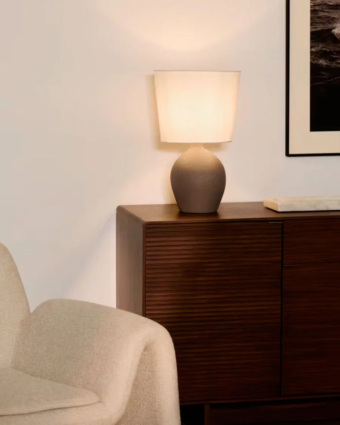 Lámpara de mesa grande Viona con efecto de piedra texturizado y pantalla de algodón en Gris - Lámparas de mesa, Uruguay | Kavehome, vista 2