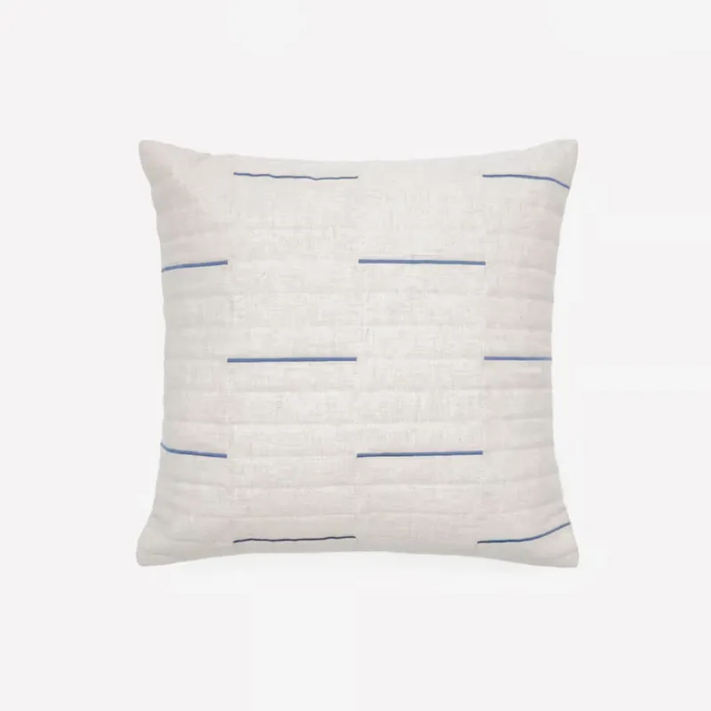 Almohadón Blaina de algodón y lino blanco con detalle bordado azul 45 x 45 cm en Azul, Blanco - Textiles, Uruguay | Kavehome