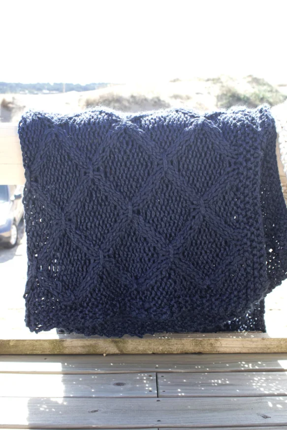 THROW TEJIDO A MANO ACRILICO DIAMOND KNIT AZUL MARINO en Azul - Textiles, Uruguay | Sentido Jose Ignacio, vista 2