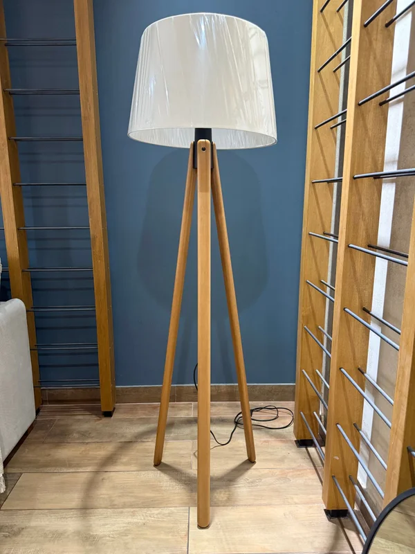 Lámpara de Pie Trípode Desmontada - Natural / Miolo Negro en Madera natural - Lámparas de pie, Uruguay | Berna Home, vista 5