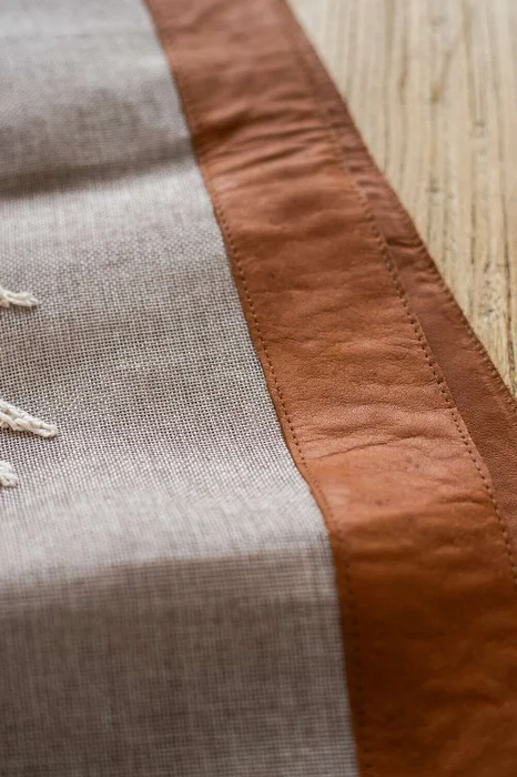 SENDERO BORDADO A MANO - GUARDA DE CUERO - Textiles, Uruguay | La Iberica, vista 3