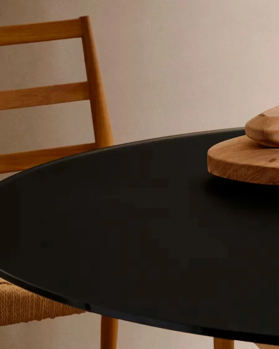 Mesa redonda Argo de cristal negro mate y patas de acero efecto madera Ø 150 cm en Negro - Mesas de comedor, Uruguay | Kavehome, vista 3