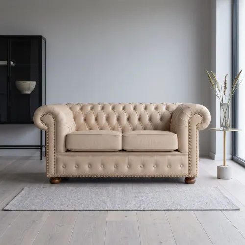 Sofá Chesterfield Novo - Cuero Básico - 2 cuerpos - Arena - (Preventa) en Beige - Sillones y sofás, Uruguay | NYR