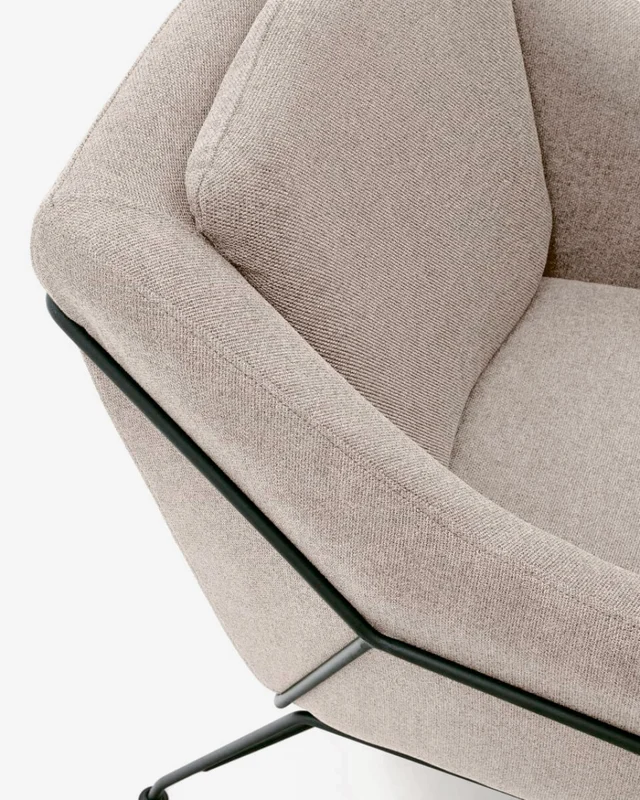 Butaca Brida - beige y patas de acero con acabado negro en Beige - Butacas, banquetas y puffs, Uruguay | Kavehome, vista 4
