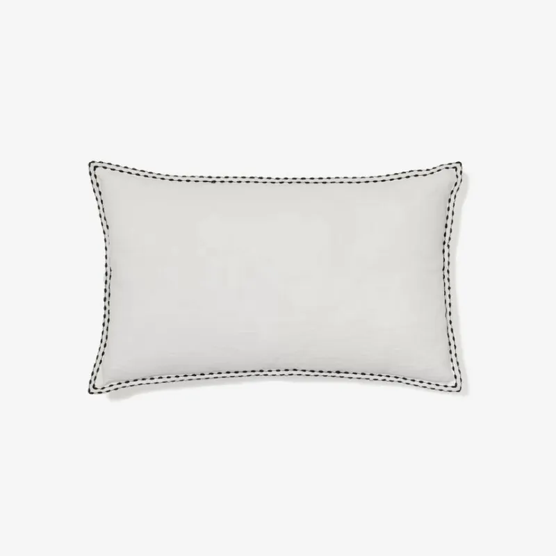 Almohadón Sinet de lino blanco con bordado negro - 30 x 50 cm en Blanco - Textiles, Uruguay | Kavehome