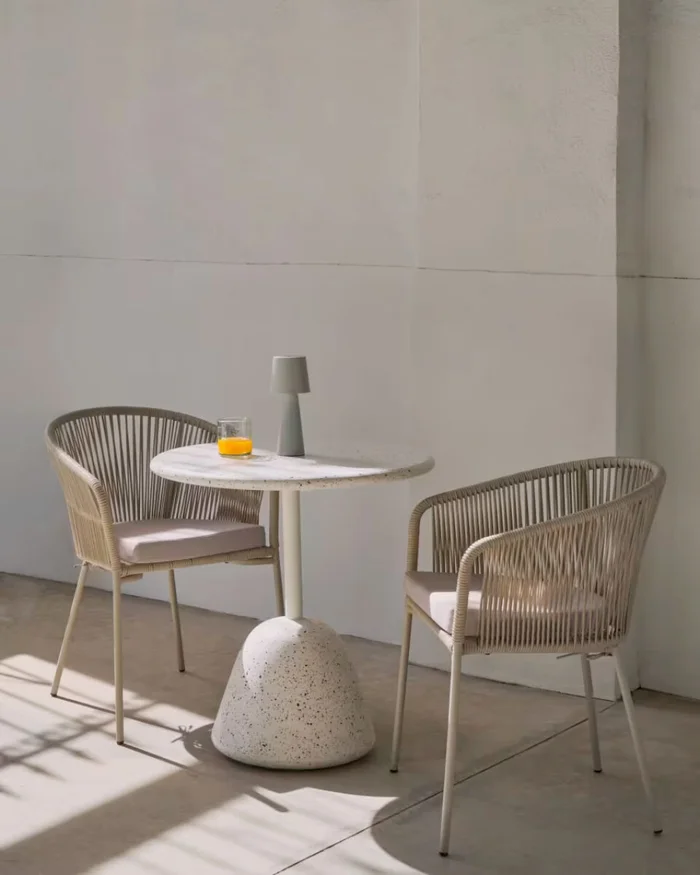 Mesa Saura - redonda de exterior de terrazzo blanco Ø 70 cm en Blanco - Mesas de comedor, Uruguay | Kavehome, vista 2
