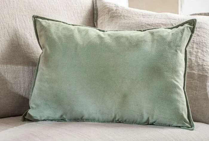 ALMOHADON TERCIOPELO MATCHA - 40 X 60 CMS en Verde - Textiles, Uruguay | La Iberica
