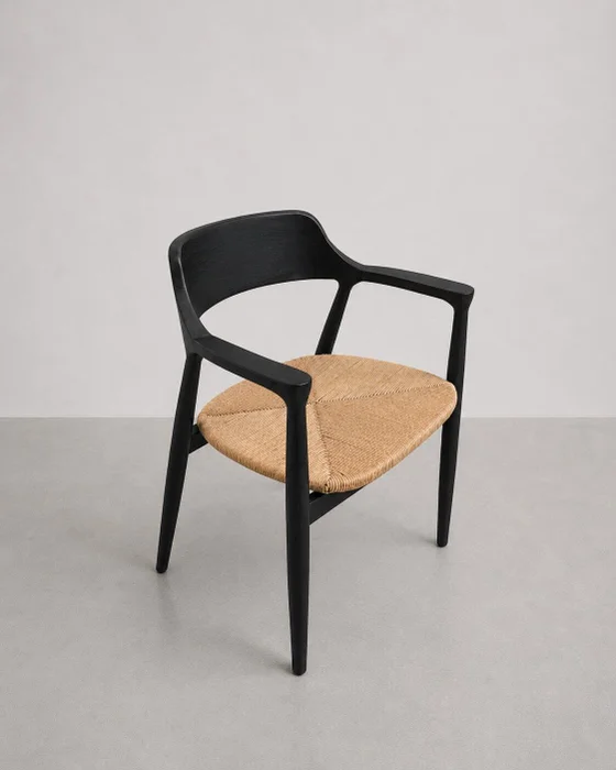 Silla en madera teca color negro y fibra loom con posabrazos en Negro - Sillas, Uruguay | Entrecasa