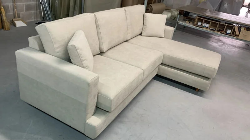 Sofa con Chaise Dublin 4 Cuerpos (240 cm) EASY CLEAN – Beige en Madera natural - Sillones y sofás, Uruguay | Berna home, vista 3
