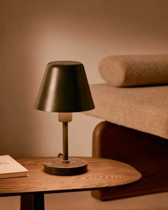 Lámpara de mesa Calina de metal verde y mármol negro en Verde - Lámparas de mesa, Uruguay | Kavehome, vista 2