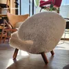 Pelican Chair Sheepskin | Finn Juhl en Blanco - Butacas, banquetas y puffs, Uruguay | Mad for Modern, vista 1 de 2