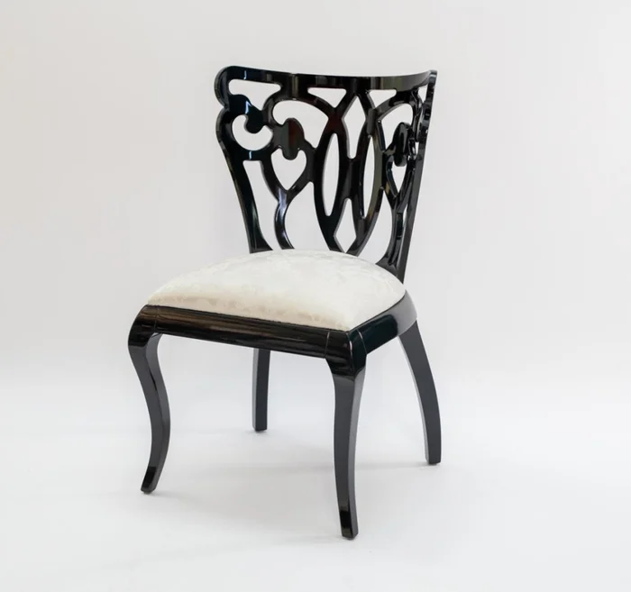 SILLA LACA NEGRA - RESPALDO DISEÑO CLASICO - TELA BLANCA BORDADA en Negro - Sillas, Uruguay | Champagne Home