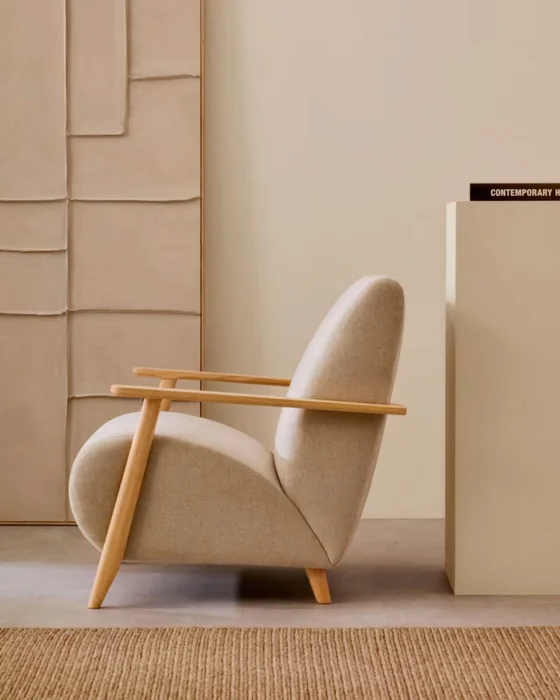 Butaca Meghan de chenilla perla y madera maciza de fresno con acabado natural FSC Mix Credit en Blanco - Butacas, banquetas y puffs, Uruguay | Kavehome, vista 2