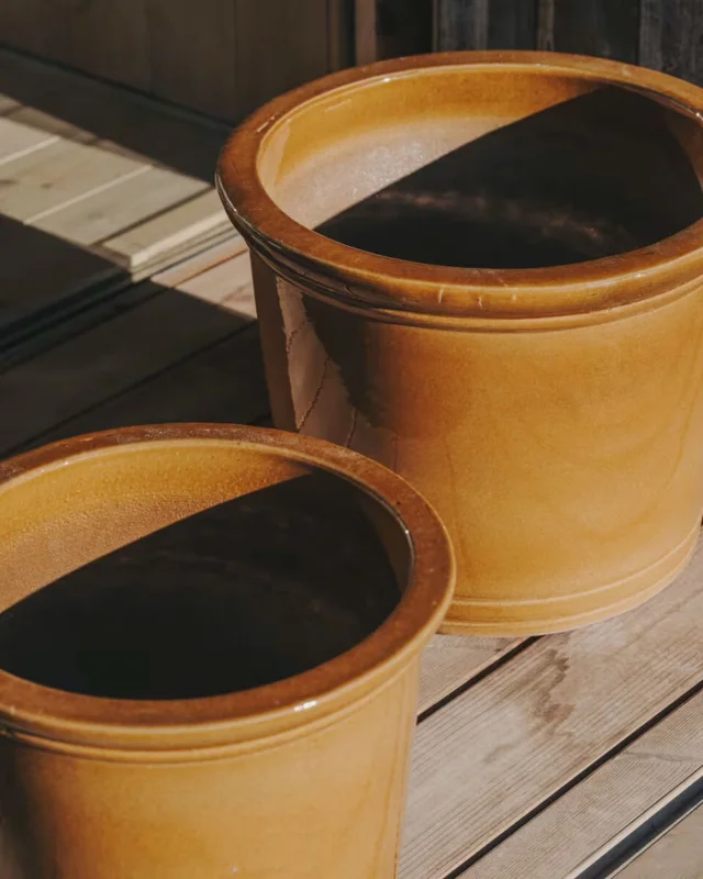 Set de 2 maceteros Presili de cerámica con acabado mostaza esmaltada Ø 37 / 47 cm en Amarillo - Muebles para el exterior, Uruguay | Kavehome, vista 3