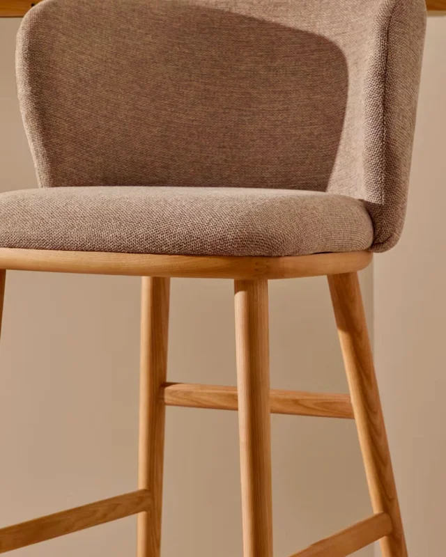 Taburete Ciselia chenilla - marrón y madera maciza fresno acabado tono natural 65cm en Marrón - Butacas, banquetas y puffs, Uruguay | Kavehome, vista 3