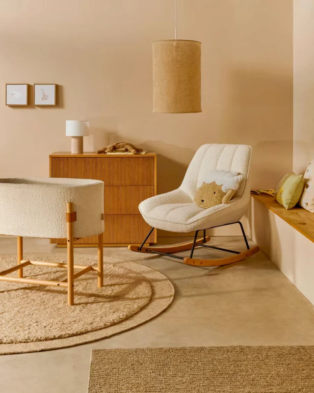 Cómoda Helvine 3 cajones de chapa de roble 90 x 78 cm FSC 100% en Marrón - Cómodas, Uruguay | Kavehome, vista 3