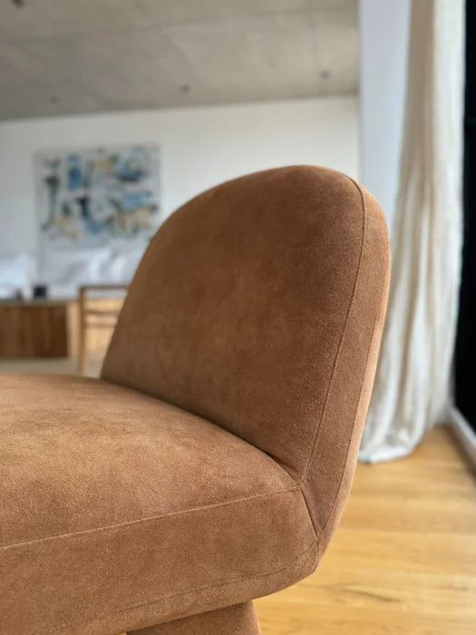 BUTACA NORMA GAMUZA CASTAÑO en Marrón - Butacas, banquetas y puffs, Uruguay | Más Infinito Casa, vista 4
