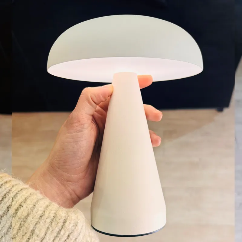 Lampara de mesa Led Pilz recargable en Dorado - Lámparas de mesa, Uruguay | Alta Gracia Deco