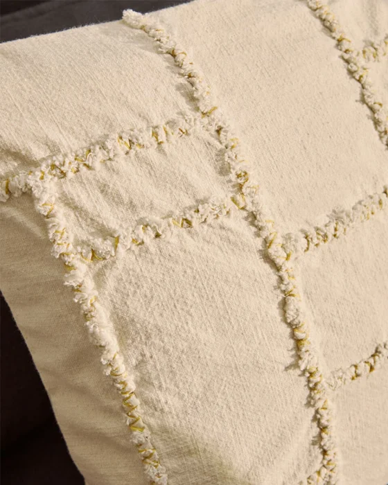 Almohadón Verion con detalle geométrico bordado amarillo 45 x 45 cm en Amarillo - Textiles, Uruguay | Kavehome, vista 3