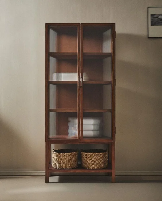 VITRINA MADERA FRESNO PUERTAS VIDRIO en Marrón - Aparadores y recibidores, Uruguay | Zara Home