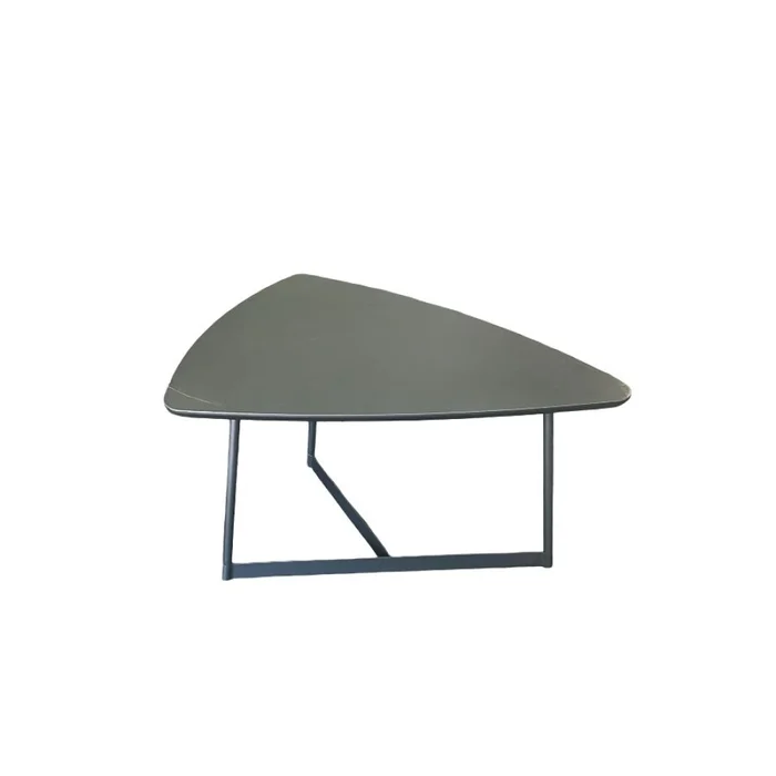 MESA CENTRO TRIANGULAR - PRODUCTO CON DETALLES - en Gris - Mesas de living, Uruguay | Champagne Home, vista 2