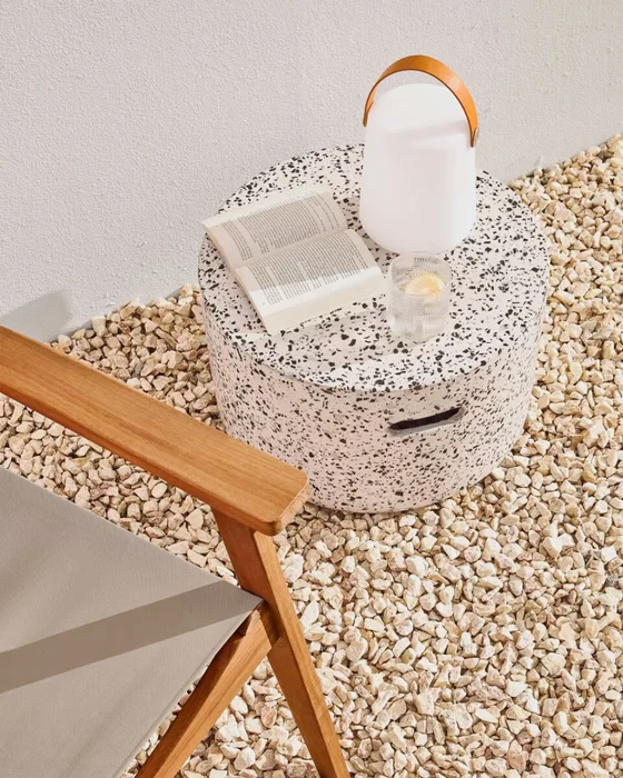 Mesa de centro redonda exterior Jenell terrazo blanco Ø 52 cm en Blanco - Mesas de living, Uruguay | Kavehome, vista 3
