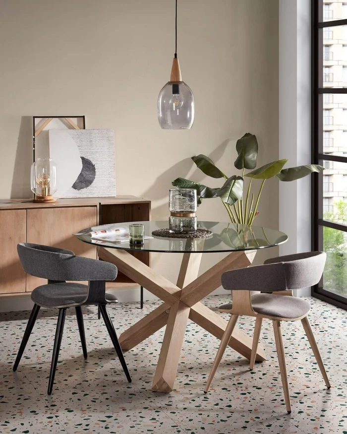 Mesa Lotus Ø 120 cm - de cristal patas madera maciza de roble en Madera natural - Mesas de comedor, Uruguay | Kavehome, vista 2