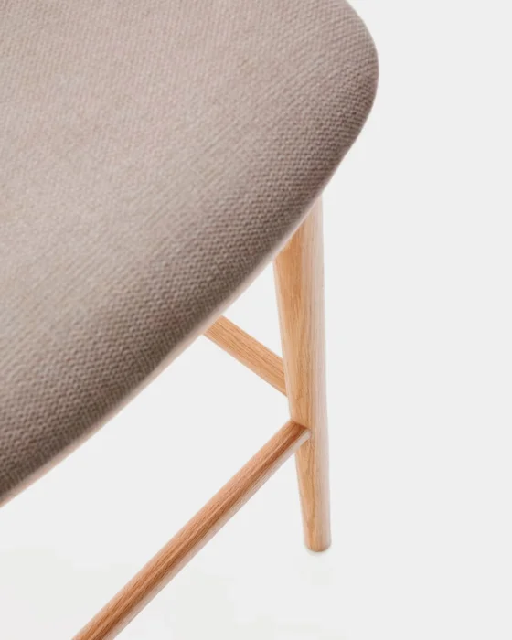 Taburete Ciselia chenilla - marrón y madera maciza fresno acabado tono natural 65cm en Marrón - Butacas, banquetas y puffs, Uruguay | Kavehome, vista 7