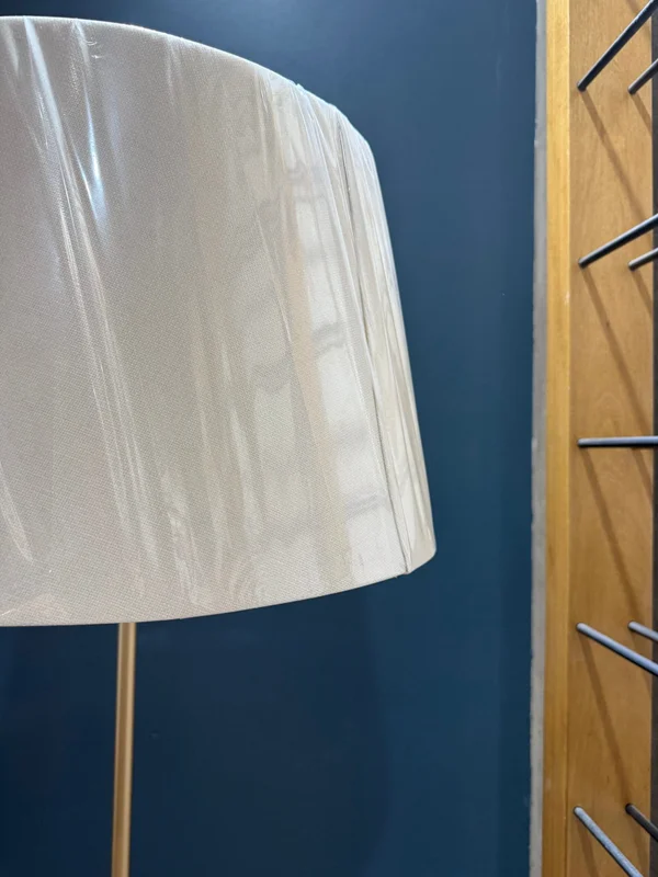 Lámpara de Pie Slim Madera, Hierro Dorado y Pantalla Algodón en Castaño y Dorado - Lámparas de pie, Uruguay | Berna Home, vista 5