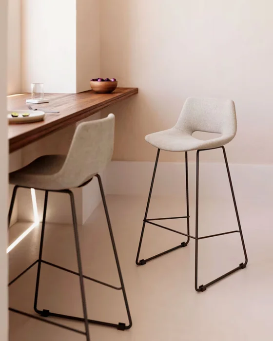 Taburete Zahara - beige y acero con acabado negro altura 65 cm en Marrón - Butacas, banquetas y puffs, Uruguay | Kavehome, vista 2