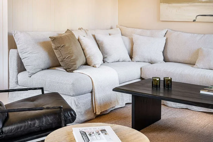 SILLON MANUELA ESQUINERO CON 1 POSABRAZOS - LINO en Blanco - Sillones y sofás, Uruguay | La Iberica