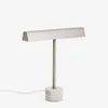 Lámpara de mesa Lynor de metal cepillado con base de mármol blanco en Blanco - Lámparas de mesa, Uruguay | Kavehome, vista 1 de 7
