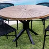 Mesa en madera de teca y caño de aluminio negro en Madera natural - Mesas de comedor, Uruguay | Entrecasa, vista 3 de 6