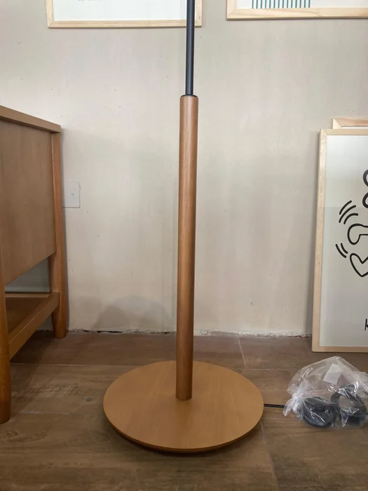 Lámpara de Pie Slim - Madera Natural / Hierro Negro / Pantalla Cilíndrica - Lámparas de pie, Uruguay | Berna Home, vista 4