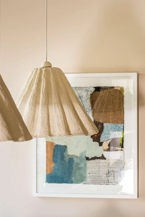 LAMPARA DE TECHO ZIA - PAPEL MACHE en Beige - Lámparas colgantes, Uruguay | La Iberica