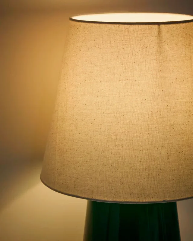 Lámpara de mesa Odra de cerámica crudo acabado brillante - verde acabado brillante en Verde - Lámparas de mesa, Uruguay | Kavehome, vista 3