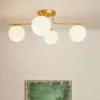 Lámpara de techo Brisia de metal con acabado latón cepillado y 4 bolas de cristal glaseado Ø15 cm en Dorado - Lámparas colgantes, Uruguay | Kavehome, vista 2 de 6