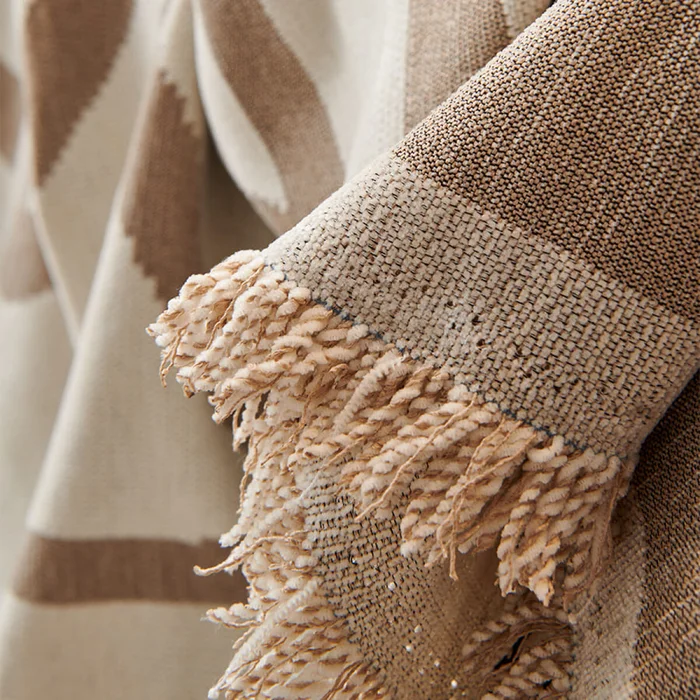 Manta sillón y cama triángulos 180x260cm - caqui en Beige - Textiles, Uruguay | Buho Store, vista 5