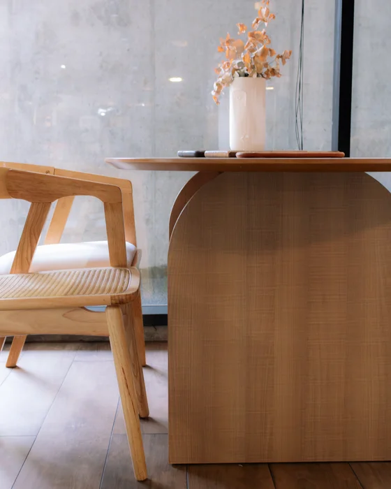 Mesa de Comedor Ovalada Arco 160 x 90 - Marrón Claro en Madera natural - Mesas de comedor, Uruguay | Berna home, vista 3