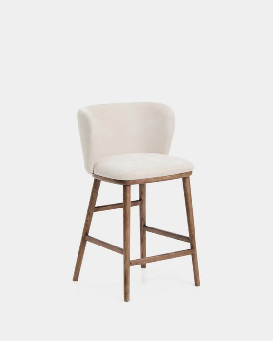 Taburete Ciselia chenilla beige y patas de madera maciza fresno acabado tono nogal FSC Mix Credit 65cm en Beige - Butacas, banquetas y puffs, Uruguay | Kavehome