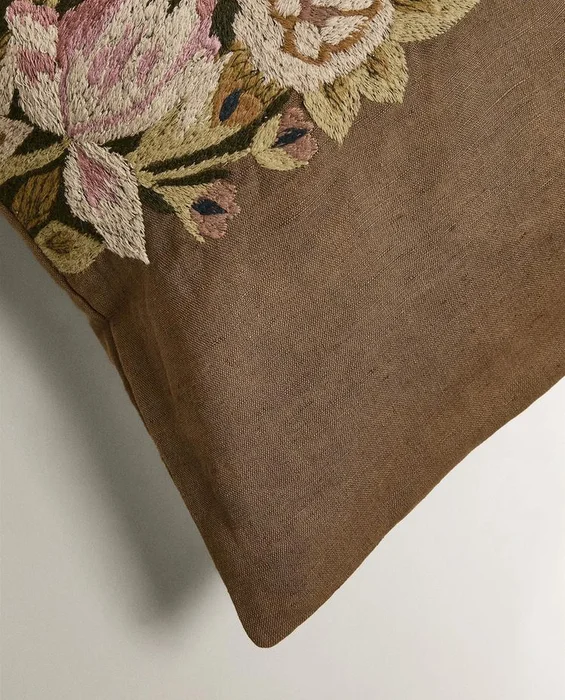 FUNDA COJÍN BORDADO en Marrón - Textiles, Uruguay | Zara Home, vista 3