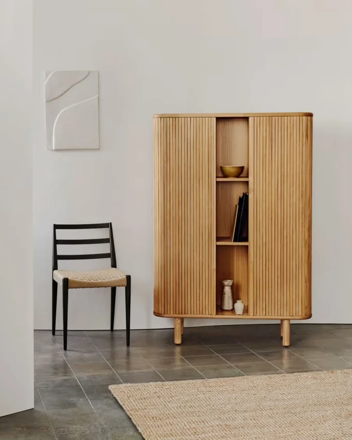 Aparador alto Mailen 2 puertas en chapa de fresno con acabado natural 110 x 160 cm en Madera natural - Aparadores y recibidores, Uruguay | Kavehome, vista 2