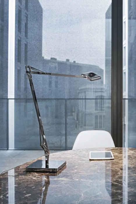 Kelvin Edge Titanium  en Plateado - Lámparas de mesa, Uruguay | Darko Lighting, vista 2