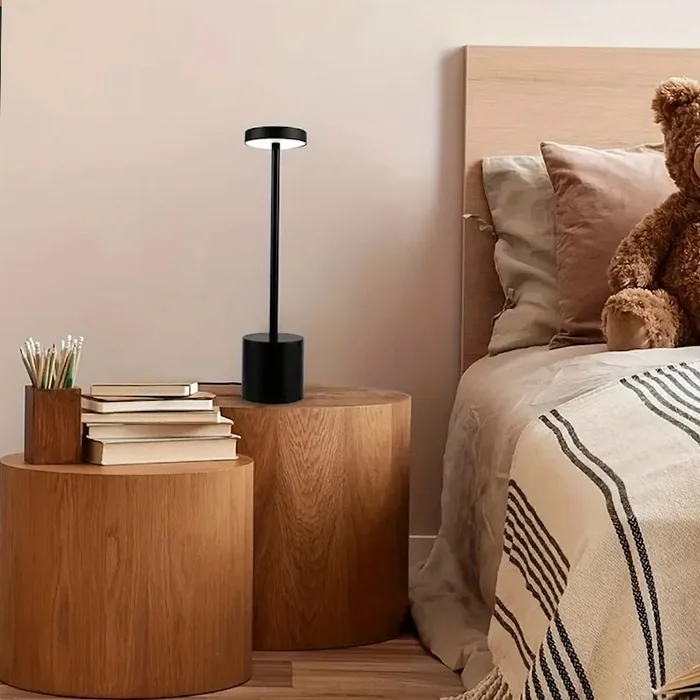 Lampara de mesa Iris recargable USB en Negro - Lámparas de mesa, Uruguay | Alta Gracia Deco, vista 7