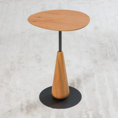 Mesa Lateral oval Madera Clara Base hierro Grafito en Madera natural - Mesas de living, Uruguay | Champagne Home